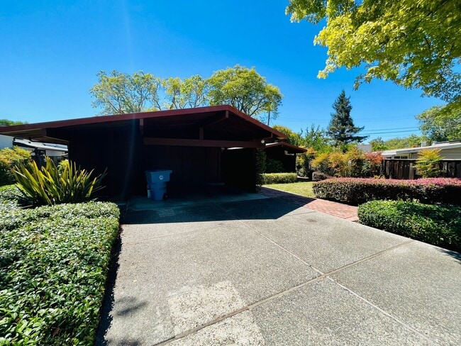 Building Photo - Stunning 4 Bed 2 Bath Eichler near Midtown...