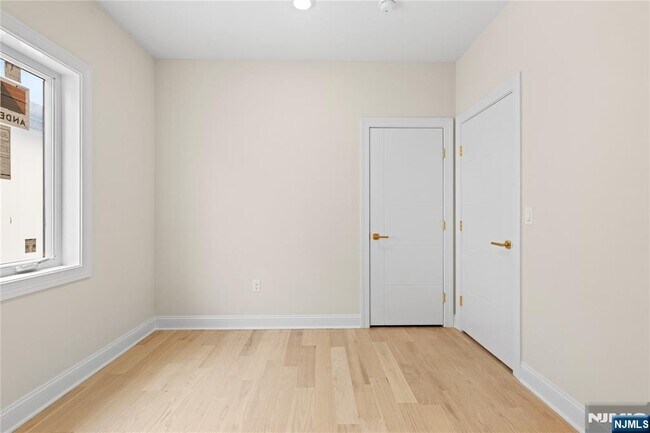 Building Photo - 45 Lincoln Ave