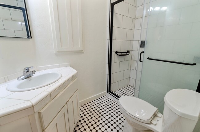 Building Photo - University Bungalow