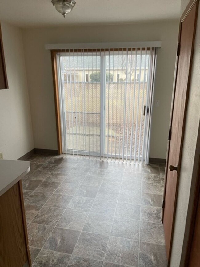 Building Photo - 592