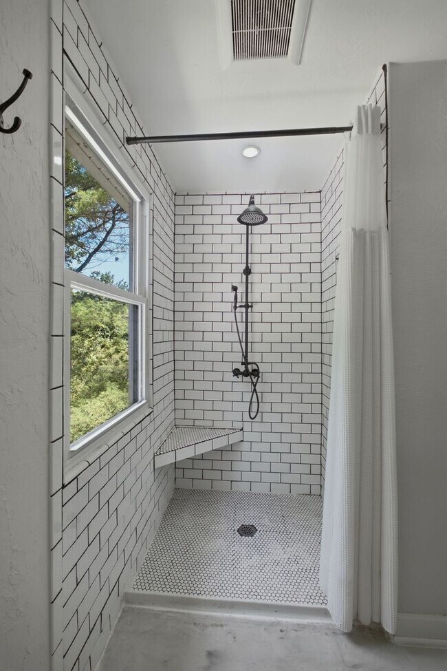 Building Photo - Charming Brentwood Home with In-Ground Pool