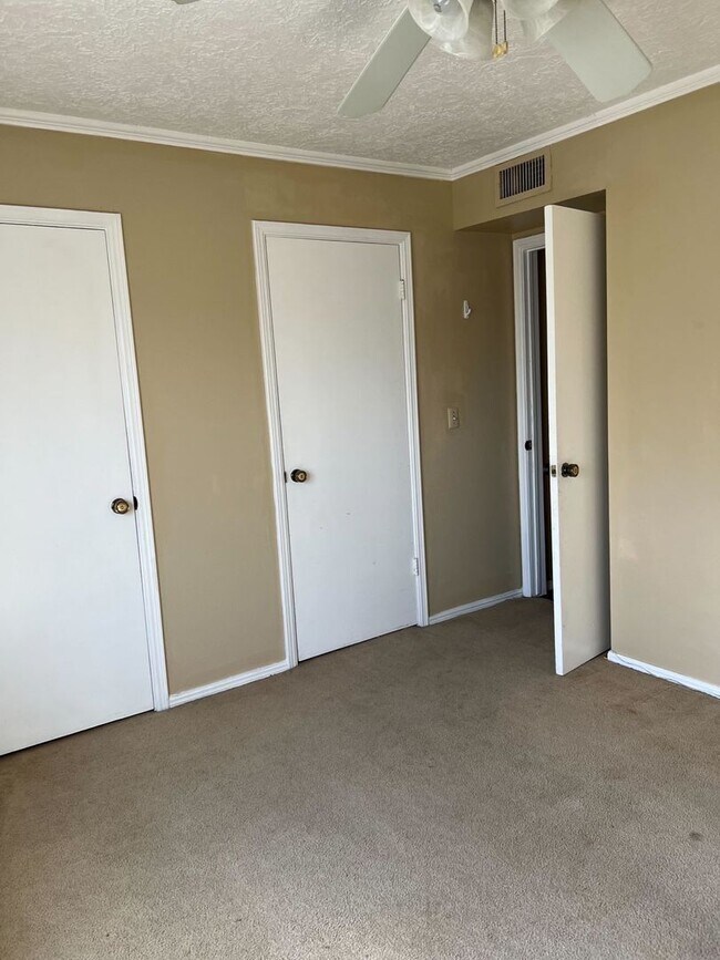 Building Photo - Great 2 Bedroom Condo !
