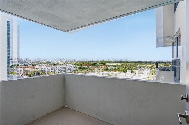 Building Photo - 2899 Collins Ave