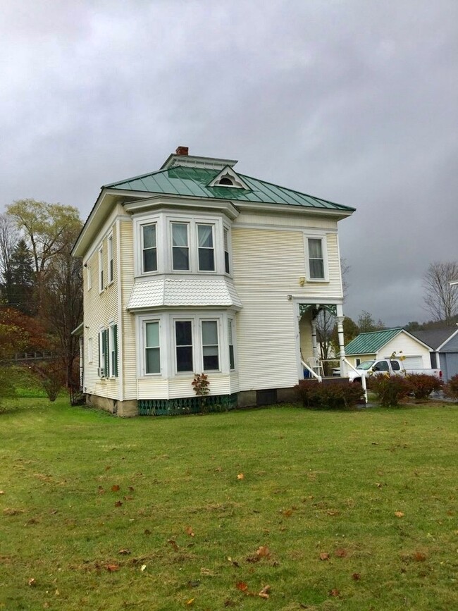 Building Photo - 19 Meadow St