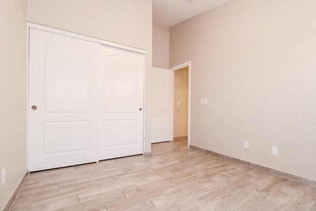 Building Photo - 15881 W Latham St