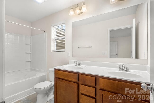 Building Photo - 1009 Alta Wy