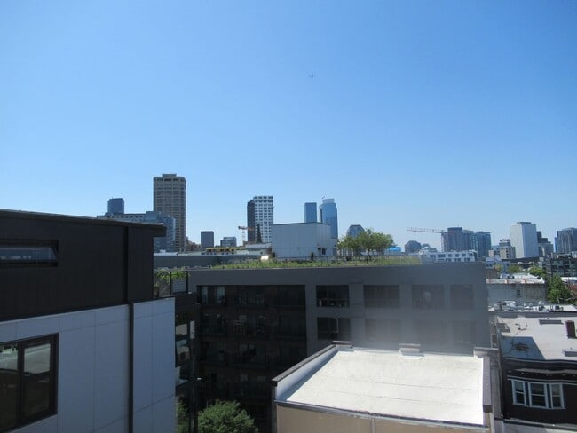 Building Photo - Well Maintained 1 bedroom, 1 bath condo on...