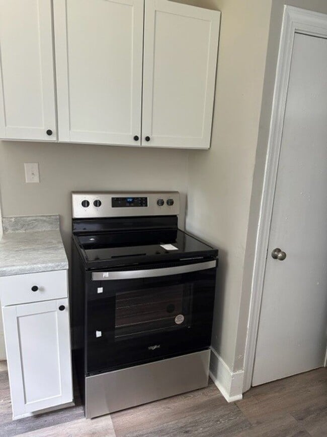 Building Photo - Two Bedroom House