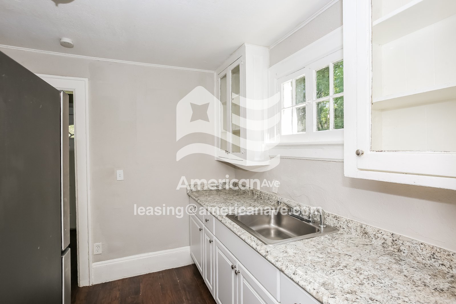 Building Photo - 906 W 9th Ave