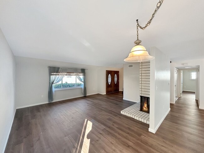Building Photo - Beautiful 4BD/2BA W/ Attached Garage in Cl...