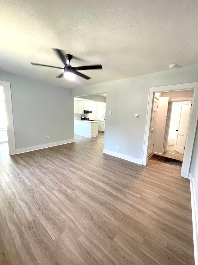 Building Photo - 2755 E Surrey Dr