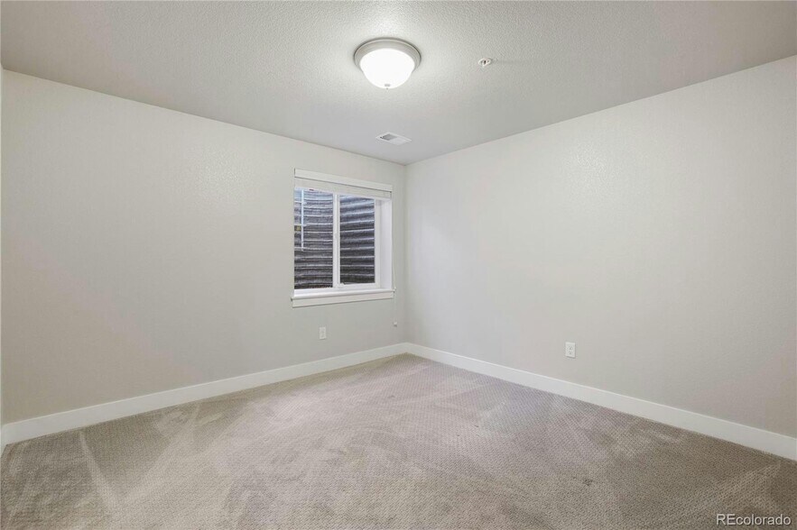 Building Photo - 2608 Kansas Dr