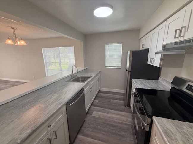 Building Photo - 2 Bedroom/1 Bathroom Apartment