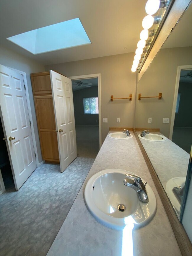 Building Photo - Spacious 2 Bedroom + office! Large yard!  ...