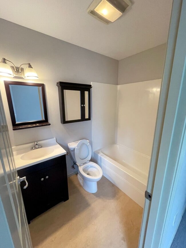 Building Photo - Great 6 bed, 6 bath Duplex Unit in North Portland with Laundry, Patio