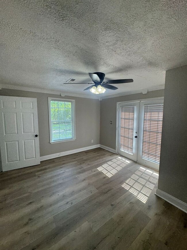Building Photo - Newly Renovated 2 Bedroom, 1 Bathroom Home...