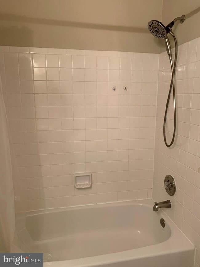 Building Photo - 6084B Essex House Square