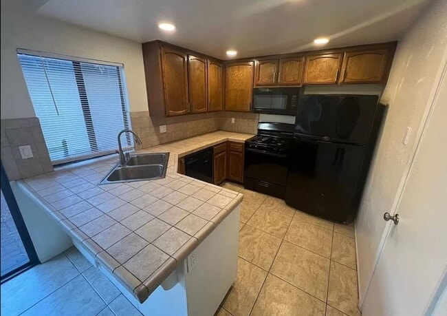 Building Photo - AVAILABLE NOW! Canyon Crest Townhome