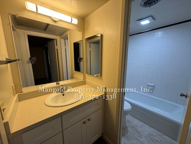 Building Photo - 500 Glenwood Cir
