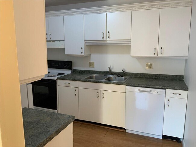 Building Photo - 23 Village Ct