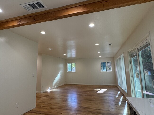 Building Photo - 10546 Silver Way