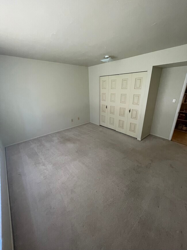 Unit 2 Bedroom - 4818 S Alder Dr