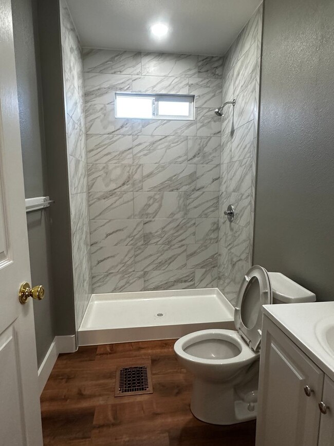 Building Photo - 5 Bed Newly Remodeled Home - PRE-LEASING F...