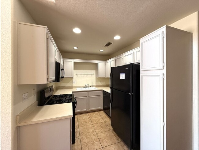 Building Photo - 2 bedroom townhouse with a guest bedroom a...