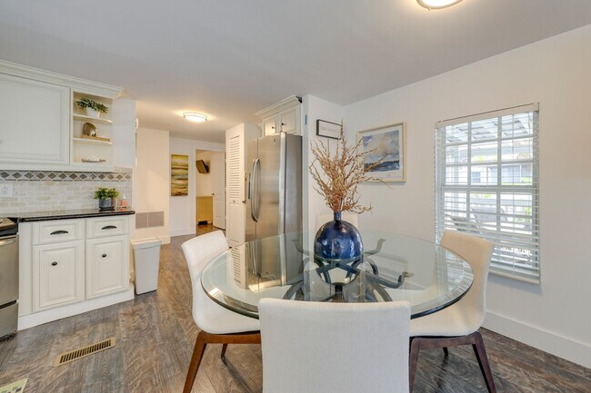 Building Photo - 394 Burton Dr