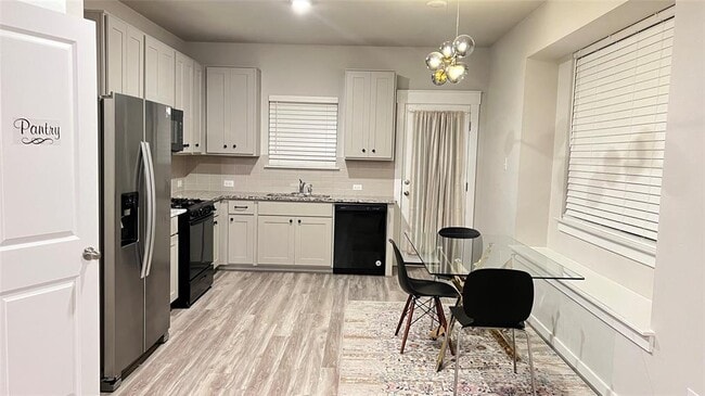 Building Photo - 600 Knopper St