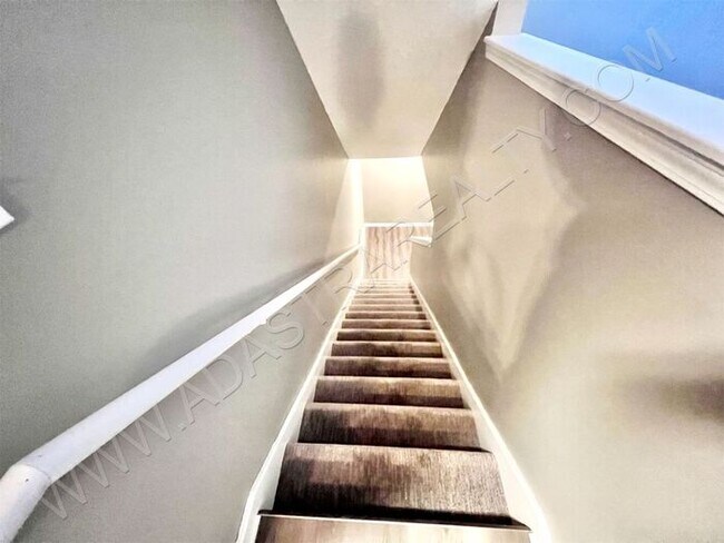 Building Photo - Beautiful and Spacious Olathe West Townhom...