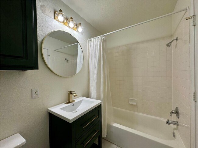 Building Photo - 16100 S Great Oaks Dr