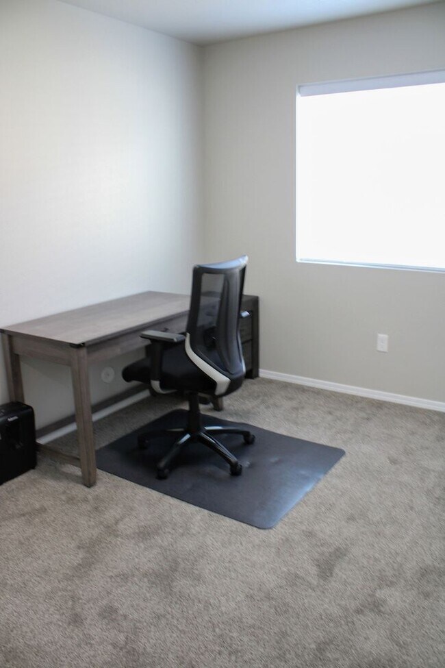 Building Photo - Executive Rental!
