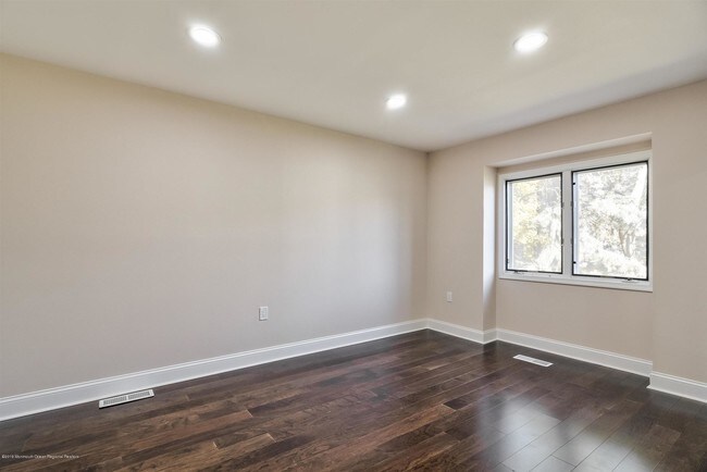 Building Photo - 201 Pear Dr