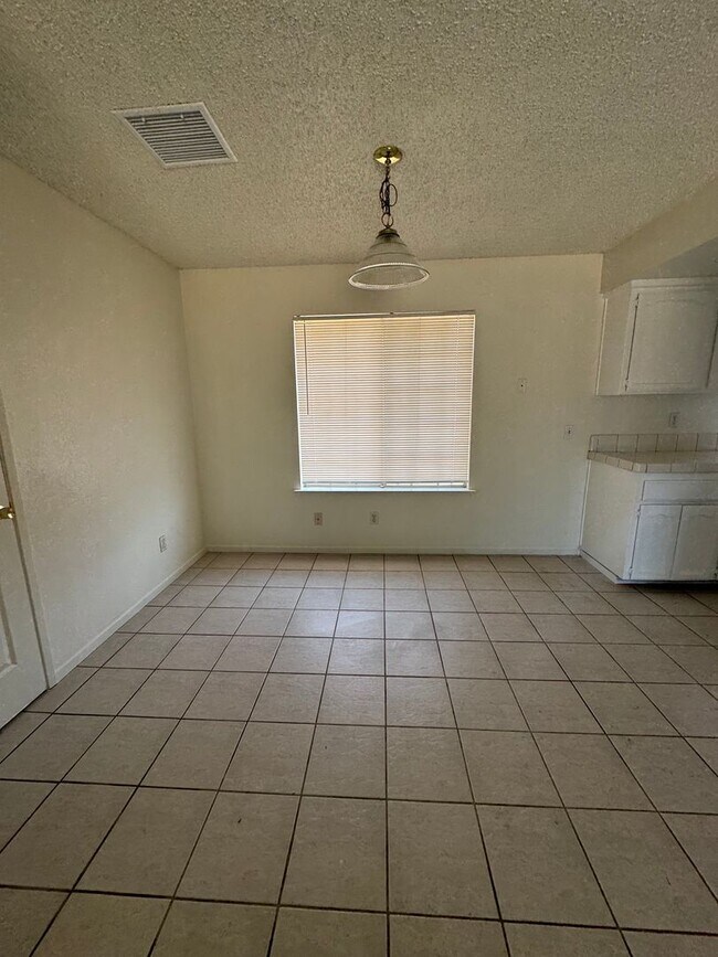 Building Photo - 25831 Temple Dr