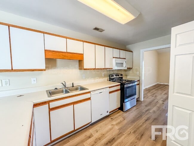 Building Photo - 5180 Deveron St