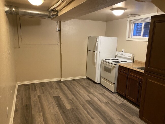 Building Photo - Cozy apartment in Potter Highlands!
