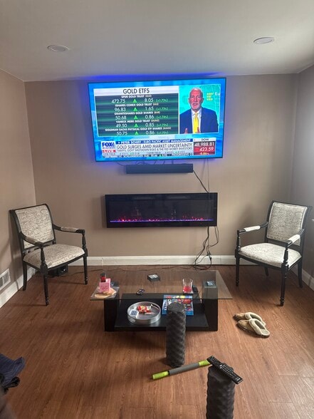 Living room. - 49 Briarwood Rd