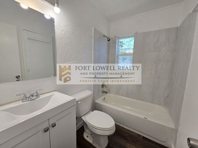 Building Photo - Renovated 1 Bed / 1 Bath Apartment with Private Yard!