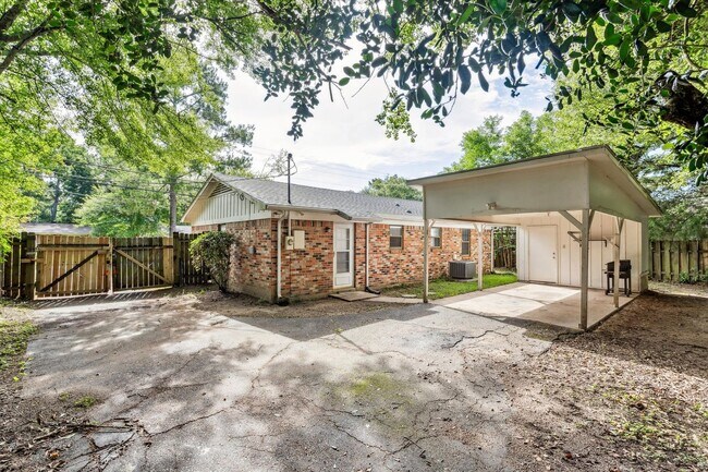 Building Photo - 504 Farnell Ln