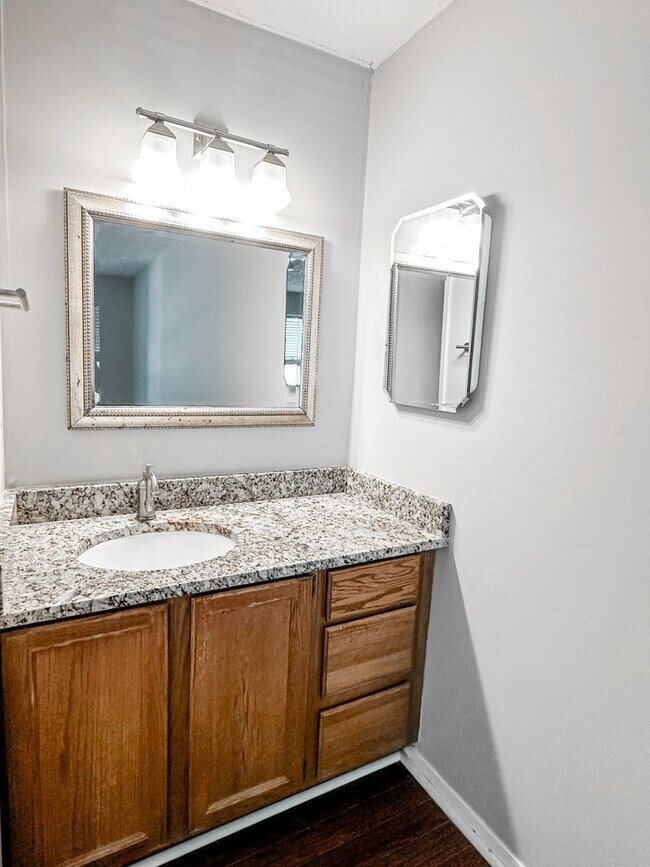 Building Photo - 2 bed/2 bath condo in great Roswell location