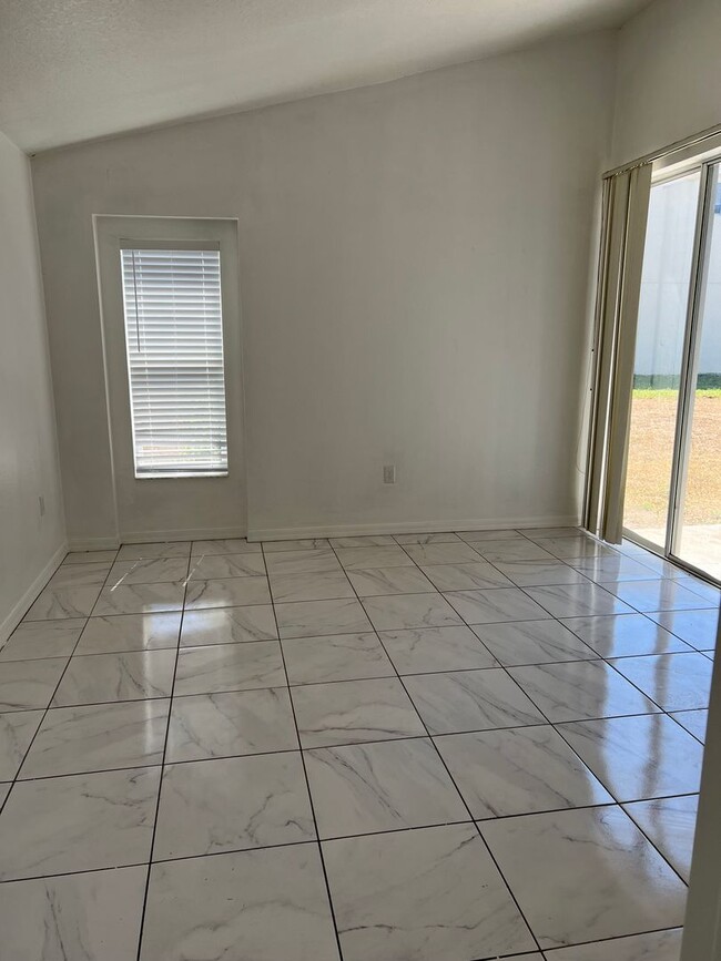Building Photo - 4 Bedroom 3 Bath Single Family Home
