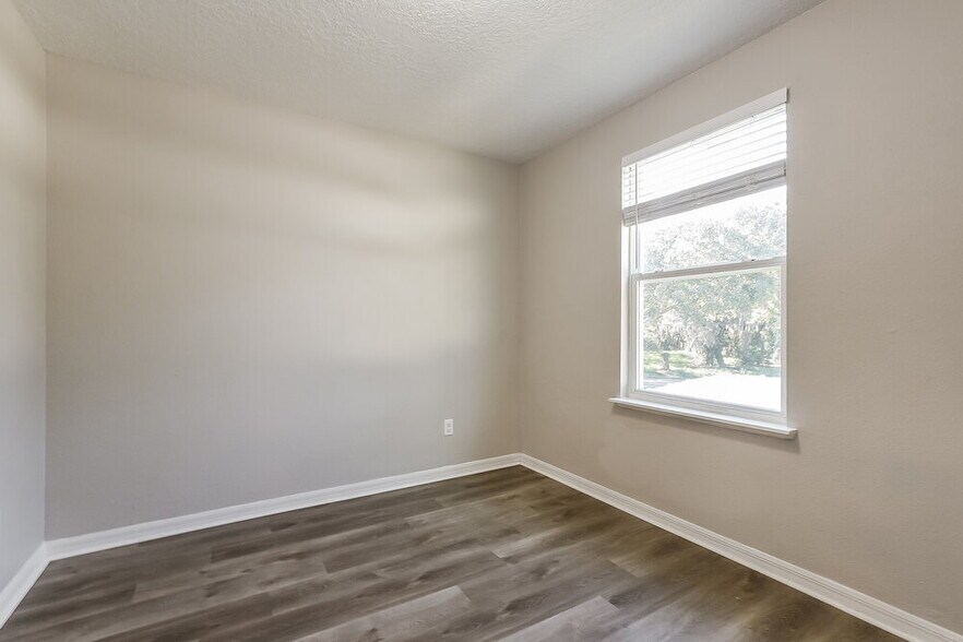 Building Photo - 1542 Sterns Dr