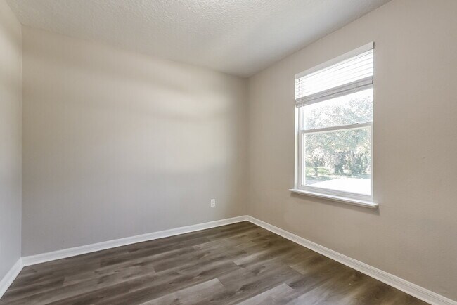 Building Photo - 1542 Sterns Dr