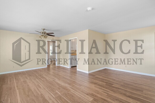 Building Photo - 1701 N Floberta Rd