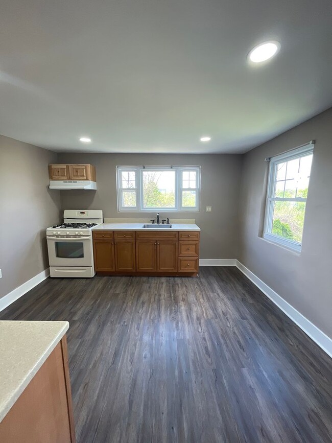 Building Photo - Beautifully renovated 5 bed 2 bath home re...
