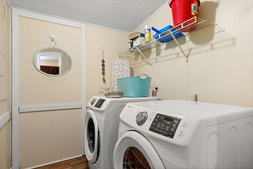 Building Photo - 705 Firefly Dr