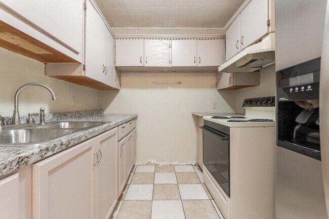 Building Photo - 875 Plainview Dr