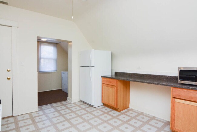 Building Photo - 3040 N Clybourn Ave