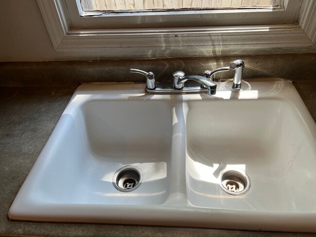 Building Photo - 705 Black Oak